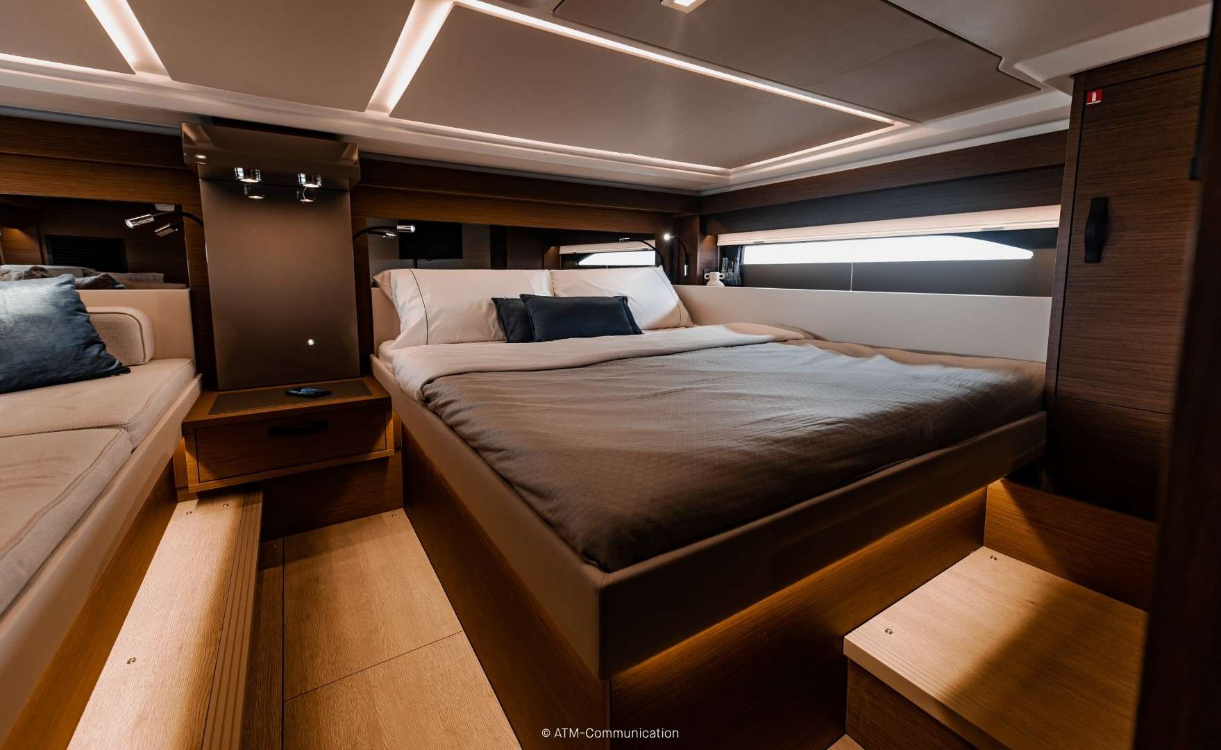 imgi_32_435-Cabin-VIP-5MB--Large_3