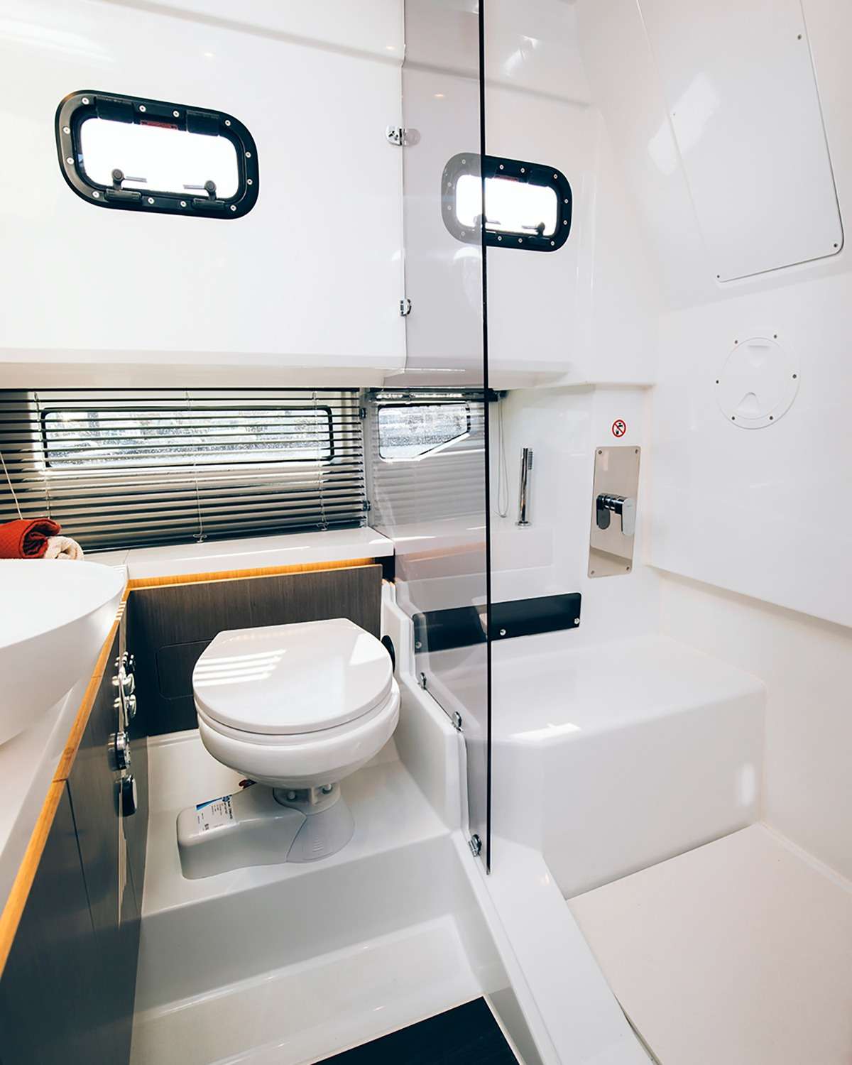 imgi_40_Wellcraft-355---Full-bath-separate-shower---Vertical-13MB